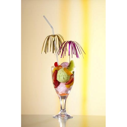 Un verre avec de la glace colorée, des tranches de fruits et des cerises est présenté avec deux piques de décoration PAPSTAR 100 de PAPSTAR GmbH, des petits parapluies et des pailles, devant un fond jaune clair avec une bande jaune verticale.
