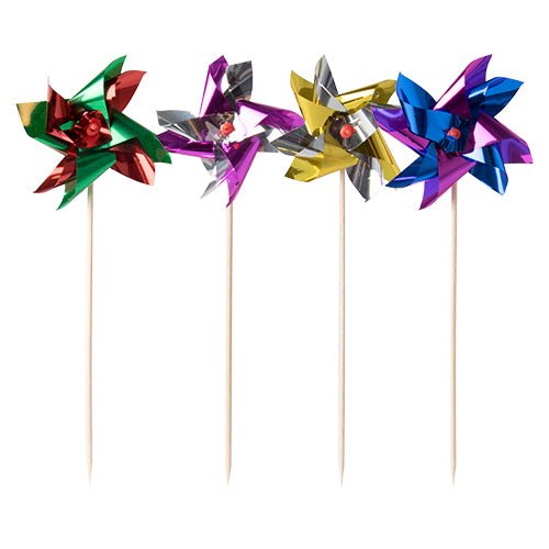 Quatre élégants PAPSTAR 100 moulins à vent de décoration de PAPSTAR GmbH, chacun sur des bâtons de bois, affichent des combinaisons éclatantes de rouge, vert, violet, jaune, bleu et argent – parfaits pour des présentations décoratives sur fond blanc.