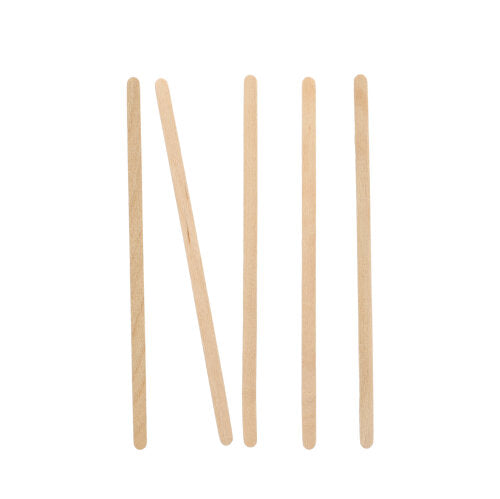 Cinq agitateurs « pure » de PAPSTAR GmbH sont dressés sur un fond blanc, le quatrième agitateur est incliné vers la gauche comme des encoches. Le bois naturel clair confère à l'agitateur une touche claire et minimaliste.