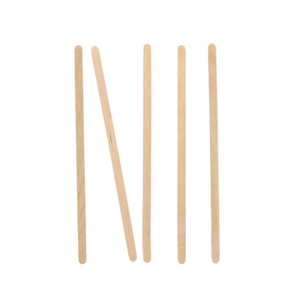 Cinq agitateurs « pure » de PAPSTAR GmbH sont dressés sur un fond blanc, le quatrième agitateur est incliné vers la gauche comme des encoches. Le bois naturel clair confère à l'agitateur une touche claire et minimaliste.