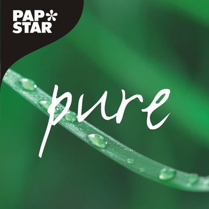 Sur un gros plan d'un brin d'herbe vert avec des gouttes d'eau, l'inscription « pure » en écriture blanche et le logo PAPSTAR sont visibles. Cela met en avant l'agitateur « pure » en bois de bouleau de PAPSTAR GmbH.
