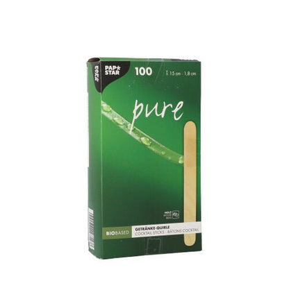 Une boîte pliante verte PAPSTAR avec l'inscription "pure" contient 100 agitateurs à boissons en bois écologiques (15 cm), idéaux pour les cocktails Caipirinha. L'emballage montre une paille ainsi que des gouttelettes d'eau sur une tige de plante.