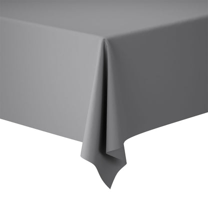 La nappe Evolin 127 x 220 cm de Duni GmbH est une simple nappe rectangulaire grise avec des plis lisses et droits qui couvrent proprement le coin de la table devant un fond blanc.