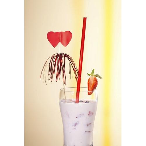Un verre de milkshake rose avec de la glace, des fraises, une demi-fraise sur le bord, une paille rouge et un Deko-Picker PAPSTAR 100 de la société PAPSTAR - parfait pour les buffets et les présentations élégantes sur fond clair.