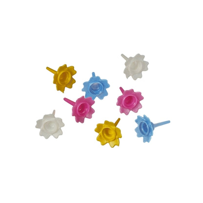 Neuf porte-bougies d'anniversaire colorés PAPSTAR de PAPSTAR GmbH sont disposés sur un fond blanc - une décoration idéale pour les gâteaux d'anniversaire. Triés par couleur, disponibles dans une boîte pliante de 144 pièces.