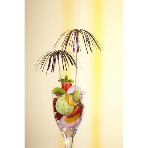 Un verre à dessert en verre avec de la glace verte, des fraises, du kiwi et de l'orange est couronné de deux PAPSTAR 100 piques de décoration de PAPSTAR GmbH au design de feu d'artifice – idéal pour une présentation élégante sur un dégradé de jaune.