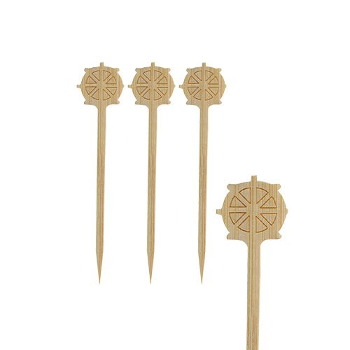 Quatre PAPSTAR piques à finger food "Volant", 9 cm, avec des motifs de roues gravés de la PAPSTAR GmbH sont disposés sur un fond blanc. Pointus à une extrémité et plats à l'autre, ils sont parfaits pour le catering de fête.