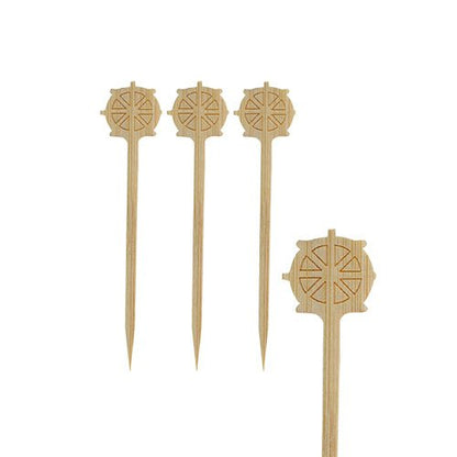 Quatre PAPSTAR piques à finger food "Volant", 9 cm, avec des motifs de roues gravés de la PAPSTAR GmbH sont disposés sur un fond blanc. Pointus à une extrémité et plats à l'autre, ils sont parfaits pour le catering de fête.