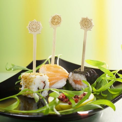 Trois morceaux de sushi sur une assiette noire, chacun garni de manière unique et fixé avec le PAPSTAR pique à finger food "Volant" 9 cm de PAPSTAR GmbH, sont parfaits pour les fêtes. Une garniture verte et une sauce rouge ornent le plat et offrent un catering élégant avec le plateau en carton (200 pièces).
