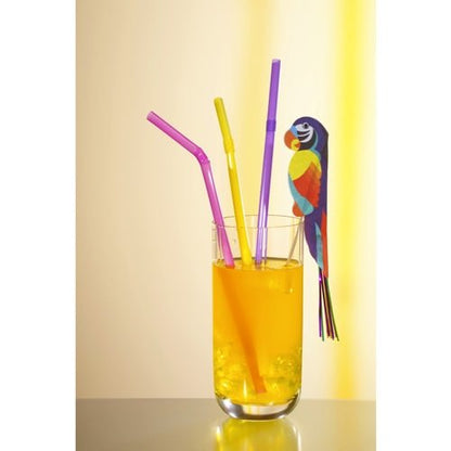 Un verre de jus d'orange avec de la glace et trois pailles, dont une avec un Deko-Picker PAPSTAR 100 de la société PAPSTAR, se détache sur un dégradé subtil de jaune clair - idéal pour la présentation élégante de buffets.
