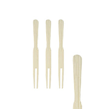 Quatre PAPSTAR brochettes de finger food "pure" (8,5 cm) en bois sont disposées verticalement sur un fond blanc, trois proches l'une de l'autre et une sur le bord droit - accessoires de fête parfaits de PAPSTAR GmbH, boîte de 500 pièces.
