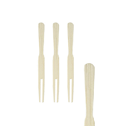 Quatre PAPSTAR brochettes de finger food "pure" (8,5 cm) en bois sont disposées verticalement sur un fond blanc, trois proches l'une de l'autre et une sur le bord droit - accessoires de fête parfaits de PAPSTAR GmbH, boîte de 500 pièces.