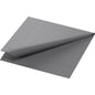Une seule serviette Duni GmbH Zellt.-Serv. 24x24 cm, 3 couches Gris granit d'un paquet de 250 est partiellement dépliée sur un fond blanc et montre un motif gaufré géométrique discret sur le bord.