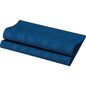 Un tapis de yoga bleu avec une structure ondulée est enroulé sur un fond blanc et rappelle le look élégant des serviettes Elegance 40x40 cm bleu foncé-premium décoration de table de Duni GmbH dans un paquet de 40 serviettes.