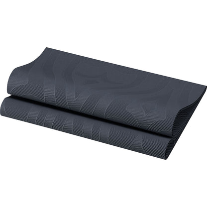 Un tapis de yoga gris foncé avec un motif discret en forme de vagues est partiellement enroulé sur un fond blanc et reflète le look élégant des serviettes Elegance 48 x 48 cm 1/4 pli Lily de Duni GmbH.