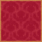 La nappe Dunisilk+ 84x84 cm en Royal Bordeaux de Duni GmbH présente un design damassé vintage rouge avec une bordure dorée texturée et des motifs floraux ornés. Elle est livrée en paquets de 20 pièces et est parfaite pour des décorations de table élégantes.