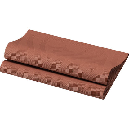 Un tapis de yoga marron avec un motif de texture discret, reprenant le style des serviettes Elegance 48 x 48 cm 1/4 pli Lily de Duni GmbH, est partiellement enroulé sur un fond blanc.