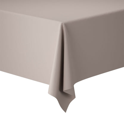 Gros plan sur un coin de table avec une nappe Evolin 127 x 220 cm de Duni GmbH en beige clair simple, drapée uniformément sur deux côtés devant un fond blanc.