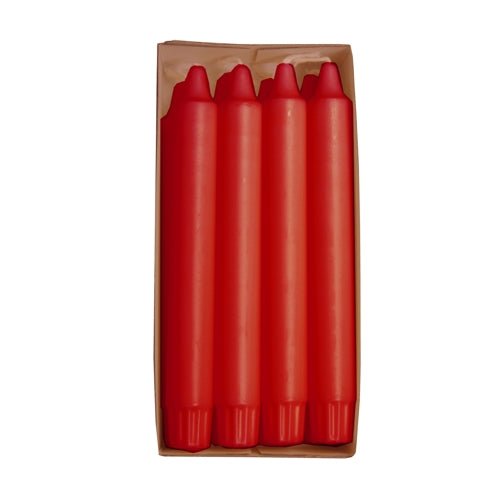 Huit bougies coniques rouges PAPSTAR, chacune de 2,4 cm de large et 20 cm de haut, en stéarine avec des pointes pointues et des bases crantées, sont alignées dans un plateau rectangulaire en carton de la PAPSTAR GmbH.