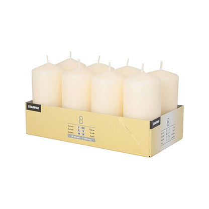 Une boîte jaune Starpak contient 8 bougies blanches Ø 50 mm, 100 mm, disposées en deux rangées de quatre pièces chacune. Les détails de la marque et du produit sont imprimés sur les côtés - idéal pour vos porte-bougies préférés.