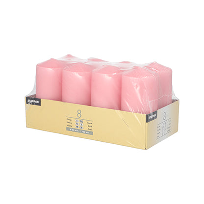 Un paquet de huit bougies cylindriques roses Starpak 8 Ø 50 mm · 100 mm est présenté dans un plateau en carton, enveloppé dans un film plastique transparent et équipé d'étiquettes d'informations sur le produit – idéal pour créer une atmosphère chaleureuse.