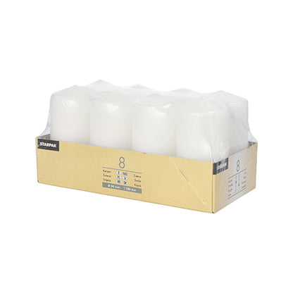 Starpak 8 bougies Ø 50 mm · 100 mm : Huit grandes bougies blanches dans un plateau en carton, emballées dans du film transparent avec des étiquettes à l'avant et sur le côté - idéal pour une atmosphère conviviale avec de la cire Starpak de haute qualité.