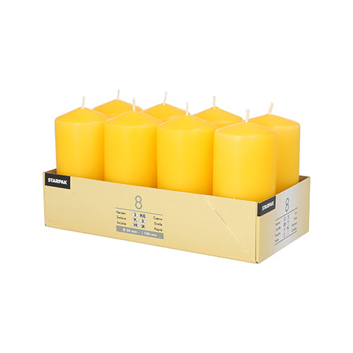 Une boîte avec huit bougies jaunes Starpak 8 Ø 50 mm, 100 mm, disposées en deux rangées de quatre pièces chacune. Le carton de marque est étiqueté sur le côté - idéal pour votre porte-bougie préféré.