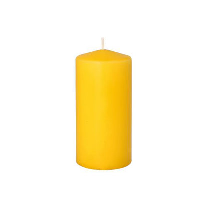 Une bougie massive jaune Starpak 8 Ø 50 mm · 100 mm avec un fond plat et une extrémité légèrement pointue, mèche centrée non allumée. Parfait pour votre porte-bougie préféré. Le fond est blanc simple. Marque : Starpak.