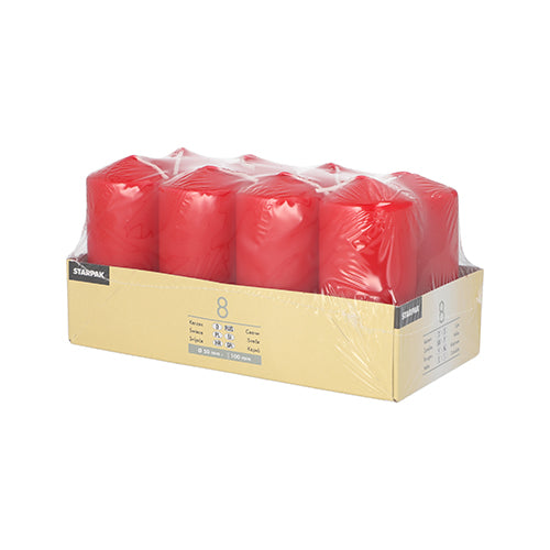 Un plateau beige contient huit bougies Starpak 8 Ø 50 mm · 100 mm en rouge, fabriquées avec de la cire de haute qualité pour une atmosphère conviviale. Les détails du produit sont imprimés à l'avant et sur le côté du plateau.