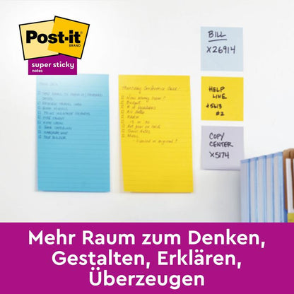 Un papier Post-it® jaune ligné en grand format (101x101 mm, 300 feuilles) de 3M Deutschland GmbH est collé entre d'autres papiers sur un mur blanc. Dans le coin se trouve le logo Post-it, en dessous une bannière violette avec du texte allemand.