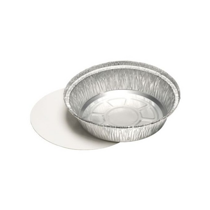 Un moule à pâtisserie Starpak 25, Alu + couvercle intérieur, revêtu de PP avec un couvercle en carton plat assorti est posé à proximité sur un fond blanc simple.