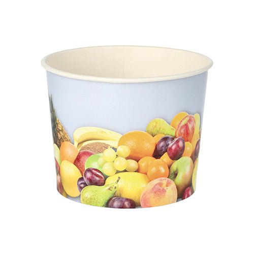Le gobelet à glace Starpak 50 en carton est un gobelet à glace jetable rond et écologique avec un fond bleu clair et des motifs de fruits (raisins, pommes, oranges, bananes, pêches) et se tient vide sur une surface blanche.