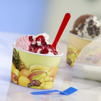 Un gobelet à glace rose et blanc avec une sauce rouge est servi dans un gobelet à glace Starpak 50 en carton rond avec des motifs de fruits. Une cuillère rouge est dans le gobelet, une bleue est à côté, et un autre gobelet Starpak est visible en arrière-plan.