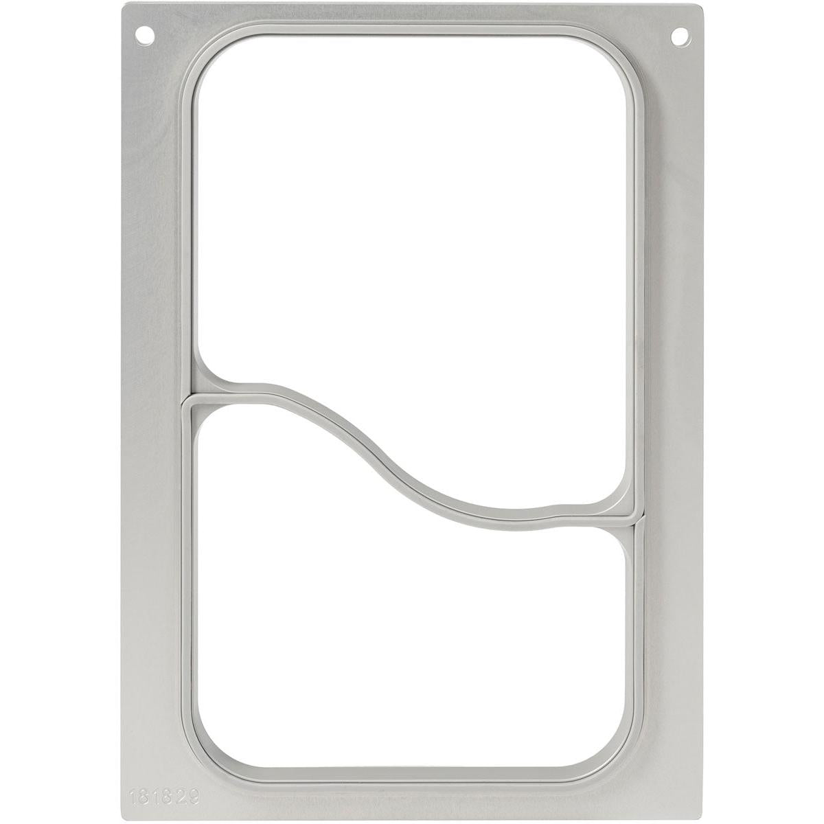 La cassette DF10/20 2-comp pour PP/M BK plateau repas 1146 ml 2 de Duni GmbH est un plateau rectangulaire argenté avec deux compartiments, séparés par une cloison ondulée horizontale et quatre petits trous d'angle. Emballage (1 pièce).