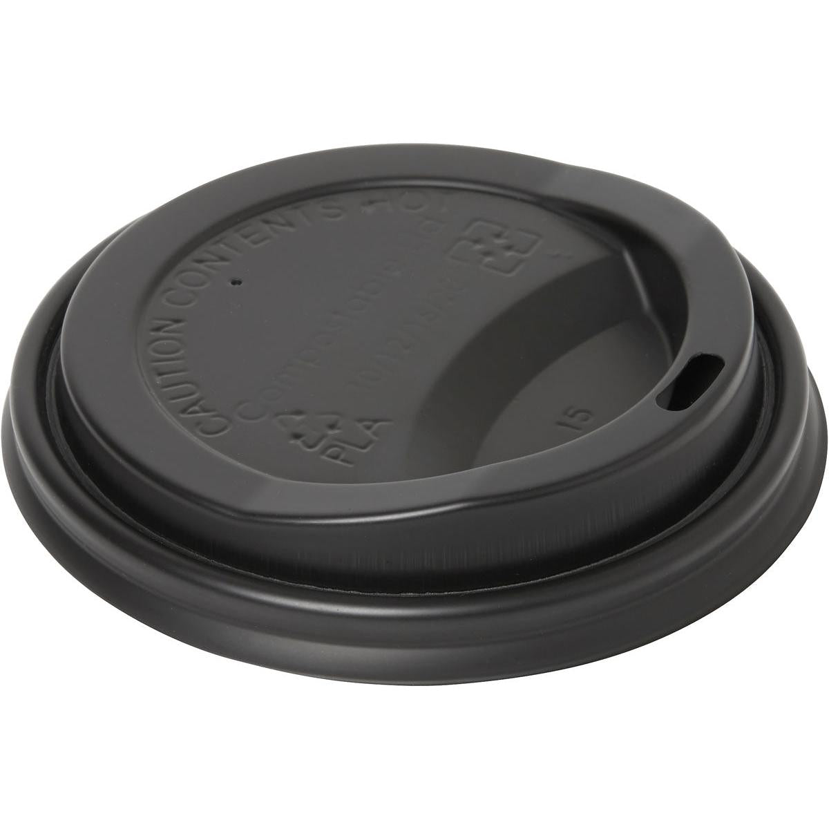 Le "couvercle pour 182576, CPLA noir" de Duni GmbH est biodégradable, adapté aux gobelets jetables, avec une ouverture pour boire et un avertissement en relief "Caution Contents Hot". Vu en perspective de dessus inclinée. Emballage: 50 pièces.