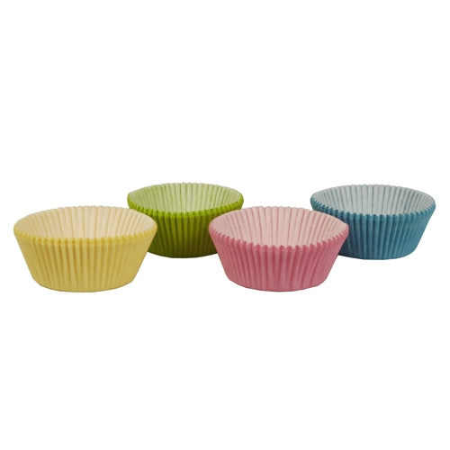 Quatre PAPSTAR 60 moules à cupcakes (Ø 5 cm × 2,5 cm) de la société PAPSTAR GmbH en jaune, vert, rose et bleu sont alignés. Fabriqués en papier gaufré, ils sont parfaits pour des muffins ou des cupcakes sur fond blanc.