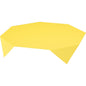Une nappe Dunisilk MD 84x84 cm Linnea jaune de Duni GmbH, décoration de haute qualité en paquet de 20, est déployée comme décoration de table élégante avec des coins marquants sur fond blanc.