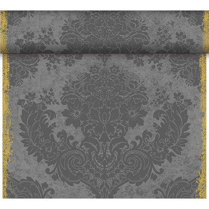 Un gros plan du papier peint damassé floral en gris foncé, reflétant le style élégant du chemin de table Dunicel Tête-à-Tête 24 m x 0,4 m (20 sections) de Duni GmbH, avec des textures usées et des bords dorés abîmés, idéal pour la décoration de table.