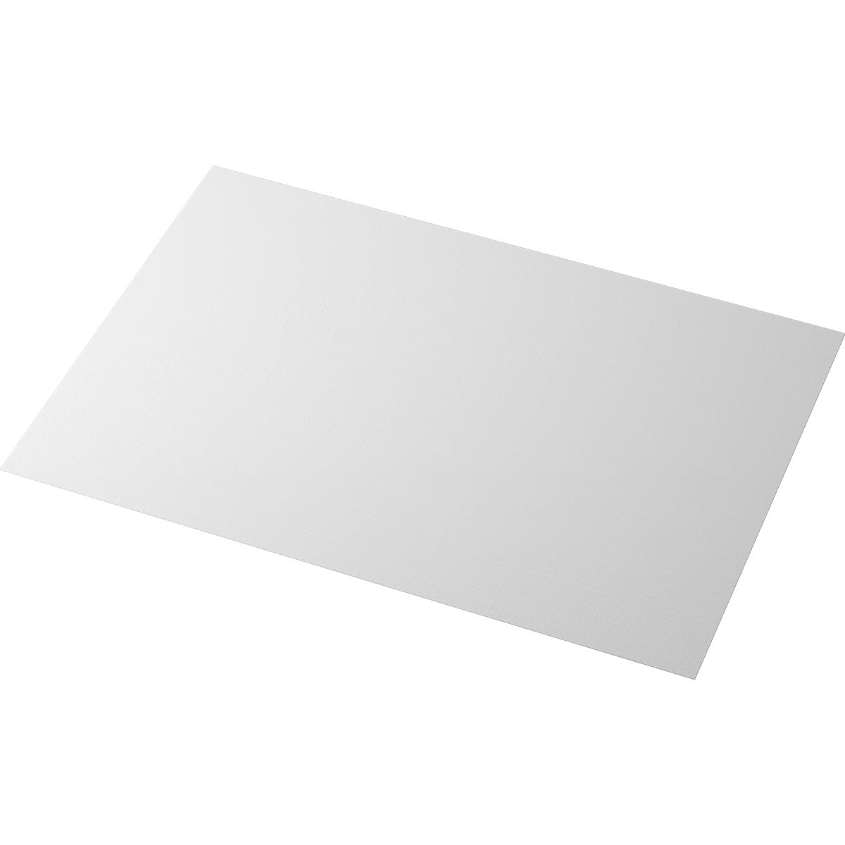 Une feuille blanche isolée, dont les dimensions correspondent à celles des sets de table Evolin de la société Duni GmbH (30 x 43,5 cm), est représentée légèrement en biais sur un fond blanc uni.