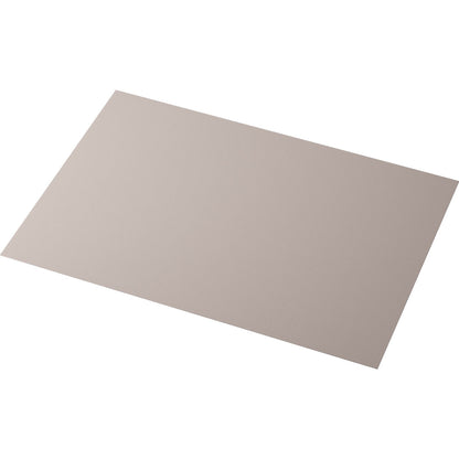 Un set de table Evolin de couleur marron clair (30 x 43,5 cm) de la société Duni GmbH est représenté légèrement de biais sur un fond blanc.