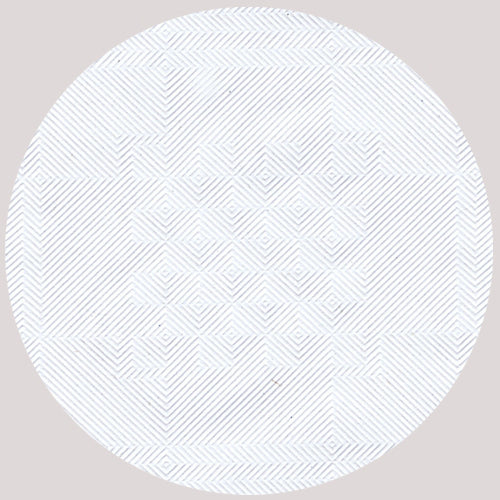 Un motif géométrique circulaire avec des lignes diagonales fines et des motifs en losange sur fond gris clair orne la nappe en papier PAPSTAR avec gaufrage damassé, blanc, 10 m x 1,2 m | Feuille (1 rouleau) de PAPSTAR GmbH - parfait comme décoration de table élégante.