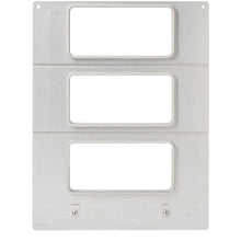 La cassette DF15/25 pour plateau sandwich 181x96x85 mm (3 compartiments) de Duni GmbH est une plaque métallique argentée avec trois découpes verticales, deux trous de fixation supérieurs et deux crochets inférieurs. Vendue en un paquet de 1 pièce.