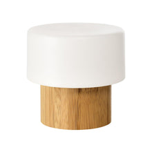 Der LED Kerzenhalter aus Bambus (110x110 mm) von Duni GmbH bietet stilvolle Tischdeko und moderne Beleuchtung, präsentiert vor schlichtem, weißem Hintergrund. Die Packung enthält 1 Stück.