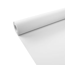 La nappe en papier Duni GmbH 50x1,18 m en blanc - idéale comme nappe - est partiellement montrée déroulée sur un fond blanc simple, mettant en valeur la surface lisse et le rouleau cylindrique stable.