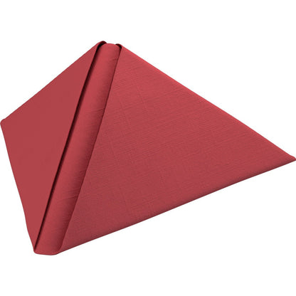 Une serviette Dunilin rouge 40 x 40 cm 1/4 pli de Duni GmbH est pliée en une forme pyramidale triangulaire devant un fond blanc, montrant son tissu de haute qualité avec un motif texturé discret.