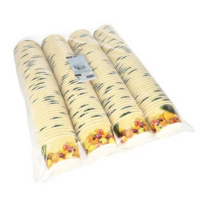 Un paquet de gobelets jetables en carton Starpak To Go emballé dans du plastique est disposé en trois piles soignées, chacune présentant un design coloré avec des raisins, des baies et des feuilles sur le bord. Une étiquette avec des informations sur le produit est visible sur l'emballage.