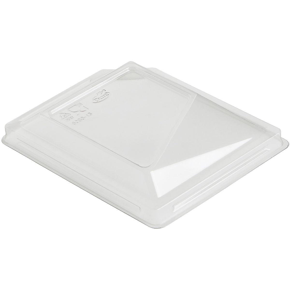 Le couvercle Polardeli rPET à 187030 Transparent rPET 108x86x18 de Duni GmbH se présente sur fond blanc avec des bords surélevés et des symboles de recyclage en relief, soulignant ainsi son design écologique en PET recyclé. Paquet : 630 pièces.