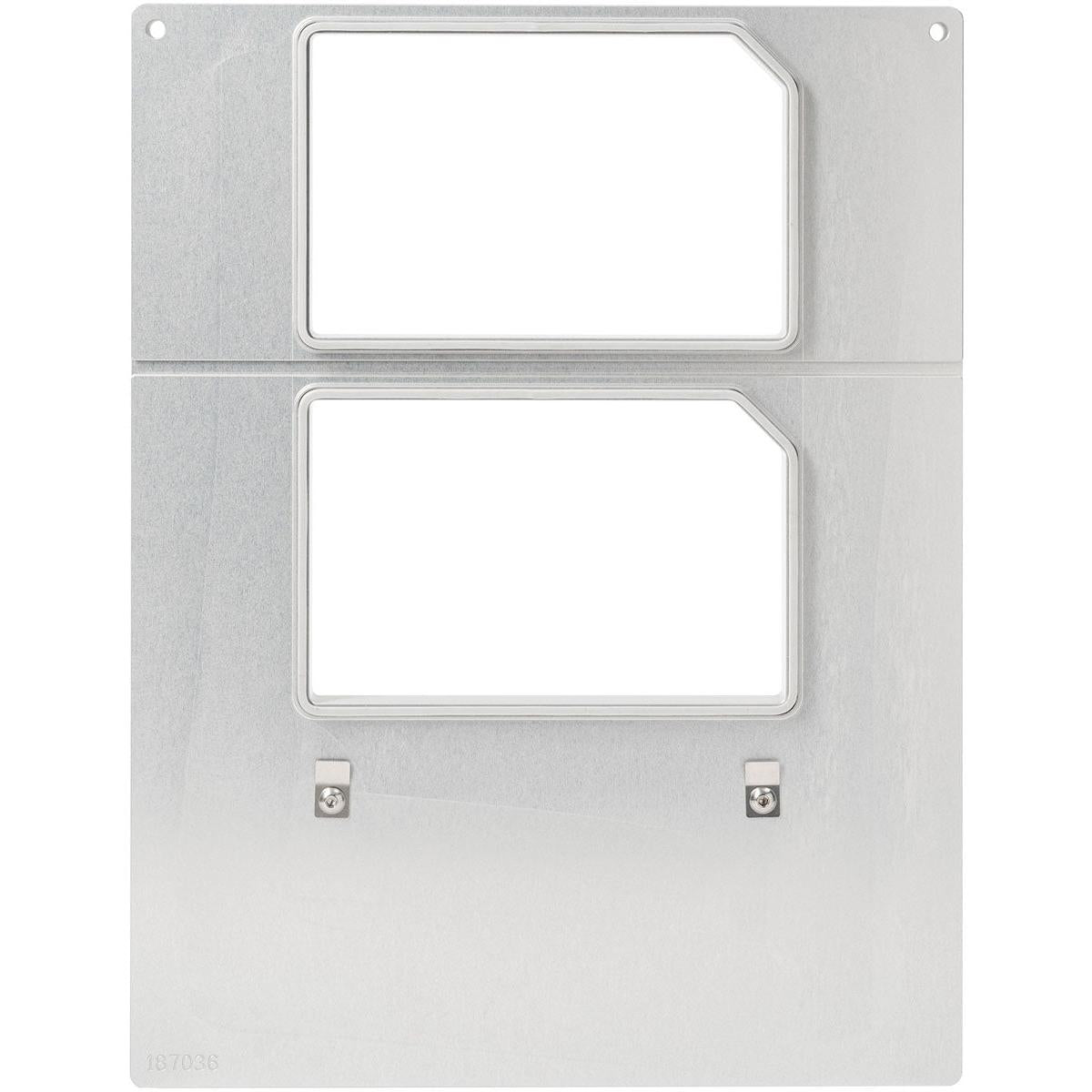 Un plateau argenté comportant deux découpes rectangulaires et des bords biseautés, conçu pour être utilisé avec la cassette DF15/25 pour barquettes Polardeli rPET de 300, 500 et 750 ml (2 barquettes) de la société Duni GmbH – idéal pour la présentation de produits alimentaires ou l'intégration de systèmes de présentation.