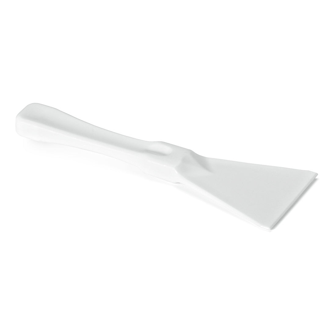 Une spatule en plastique HACCP blanche de Nölle Profi Brush de Nölle Profi Brush Bürsten- & Pinseltechnik e.K. avec une lame large et plate et une poignée profilée se tient sur un fond blanc simple.
