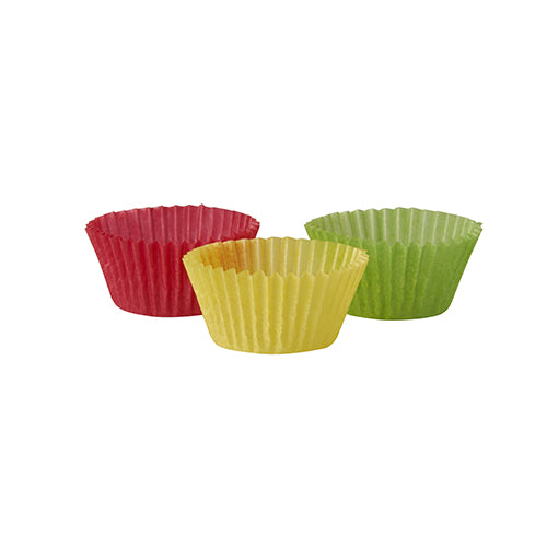 Drei leere PAPSTAR Backförmchen Ø 2,4 cm, farbig sortiert (rot, gelb, grün) der PAPSTAR GmbH sind auf einem schlichten weißen Hintergrund angeordnet. Die Mini-Muffin-Backförmchen werden in einer Packung mit 300 Stück in einer Faltschachtel geliefert.